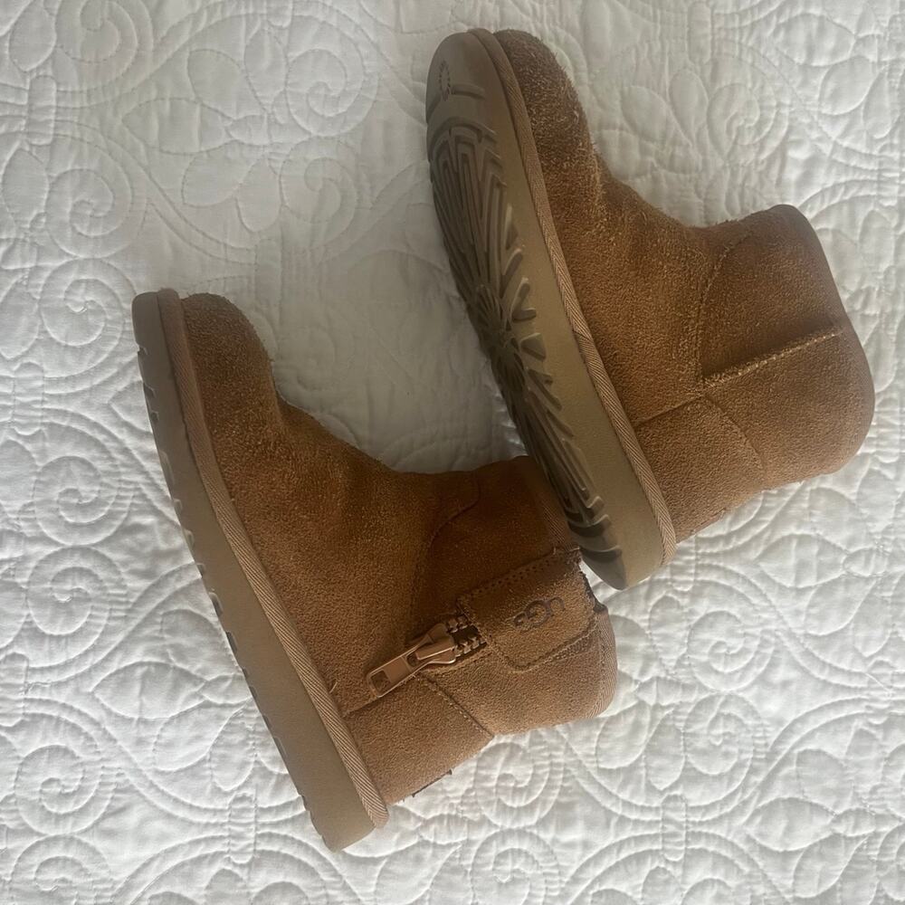 Girls Jona UGG boots size 1y